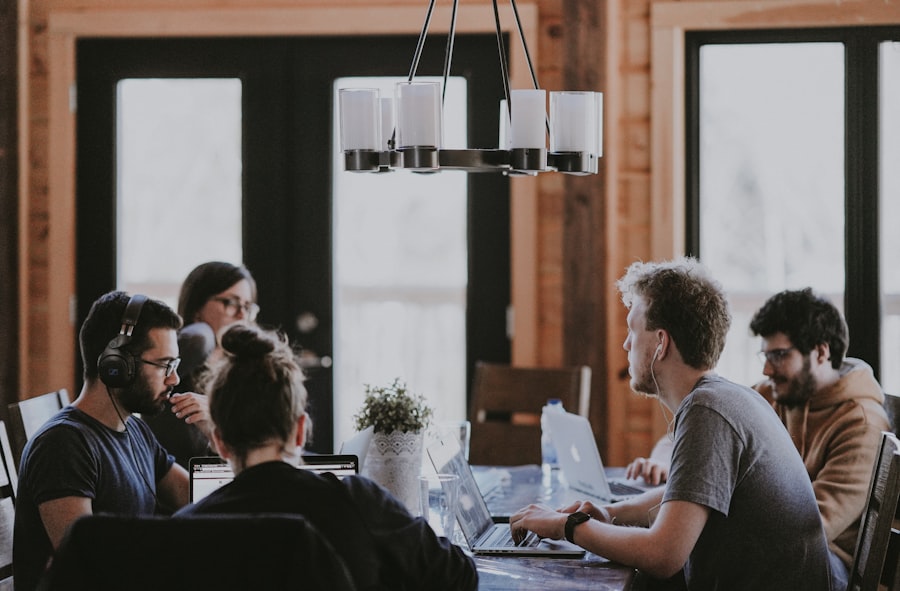 Team arbeitet gemeinsam am Tisch